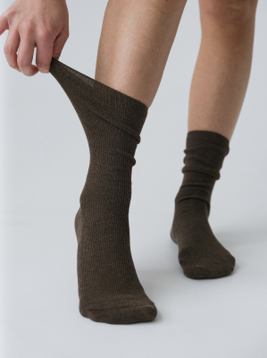 Бесшовные носки в рубчик коричневый