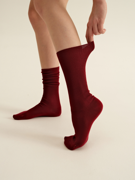 Бесшовные носки в рубчик бордовый