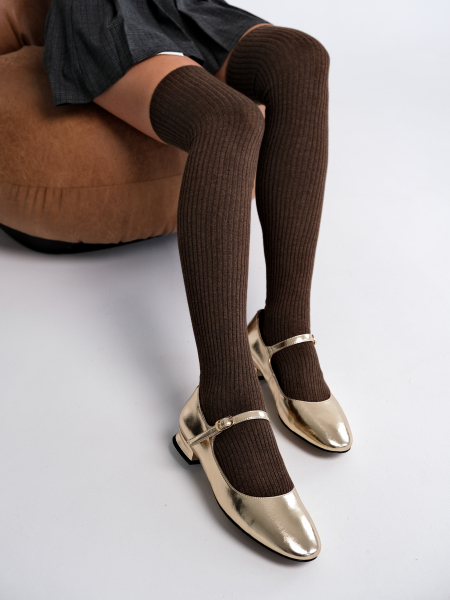 Высокие гольфы в рубчик коричневый подробно