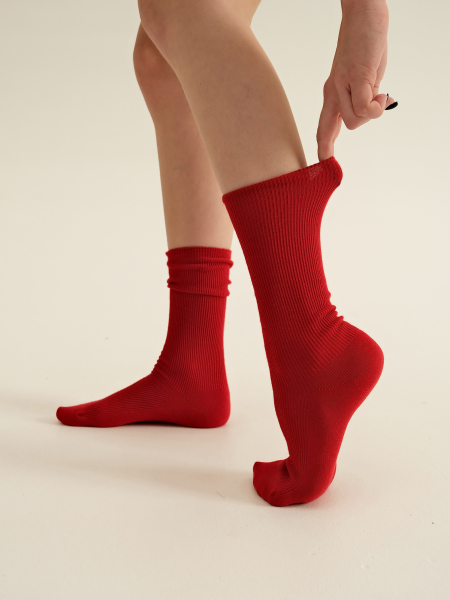 Бесшовные носки в рубчик красный
