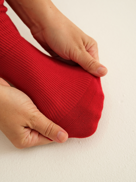 Посмотреть Бесшовные носки в рубчик красный