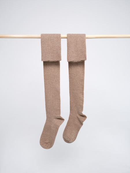 Высокие гольфы в рубчик бежевый подробно