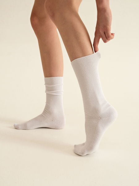 Посмотреть Бесшовные носки в рубчик белые