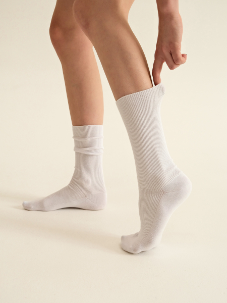 Бесшовные носки в рубчик белый