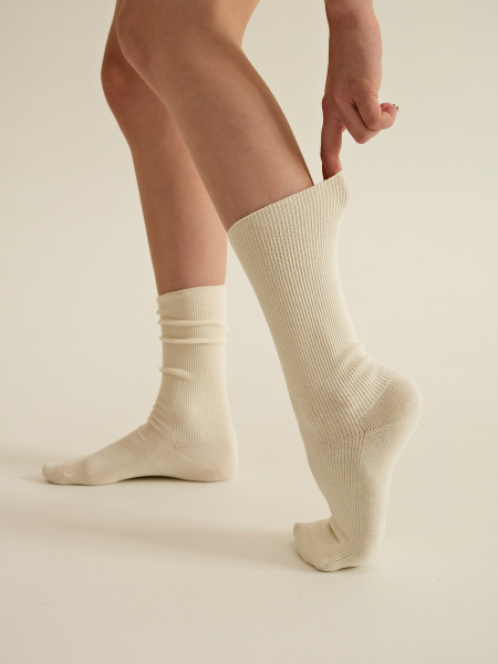 Посмотреть Бесшовные носки в рубчик молочный