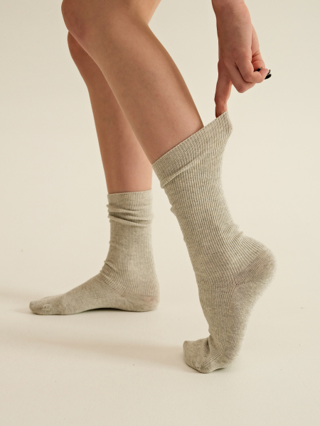 Бесшовные носки в рубчик туман