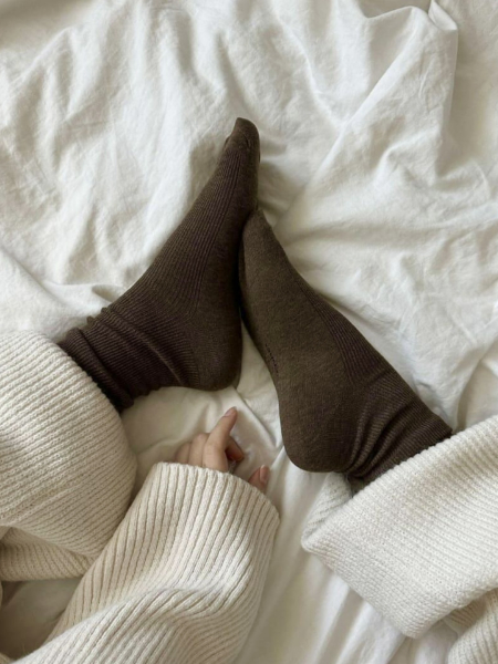 Бесшовные носки в рубчик коричневый