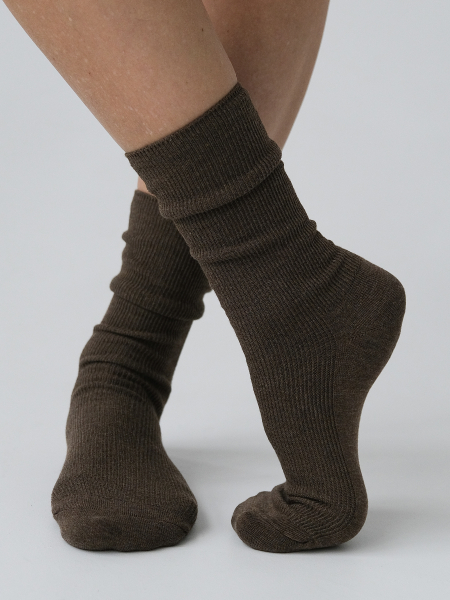 Бесшовные носки в рубчик коричневый