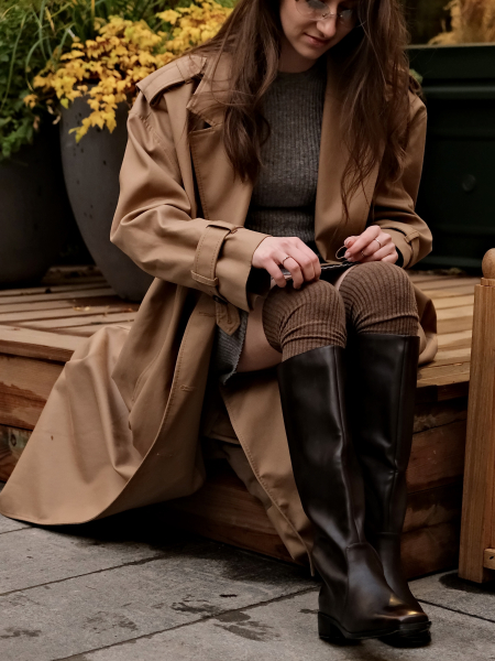 Высокие гольфы в рубчик коричневый подробно