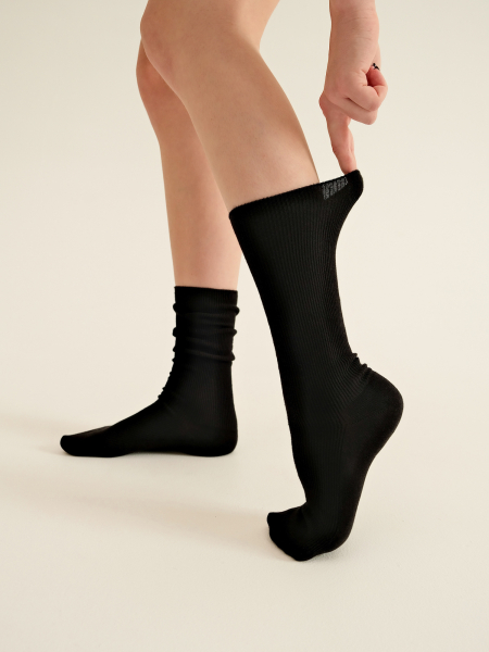 Бесшовные носки в рубчик черный