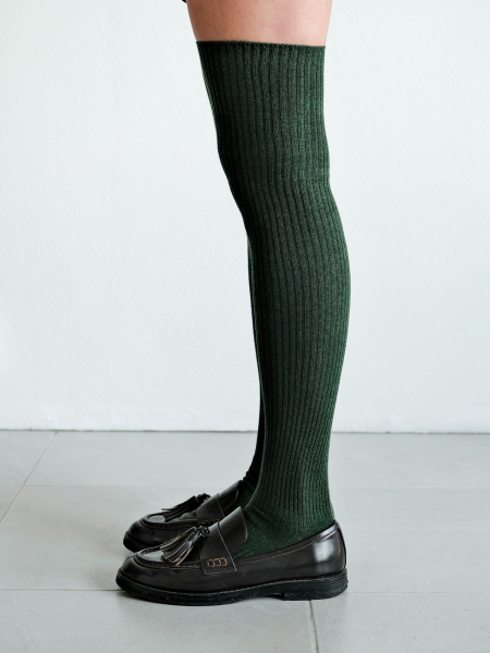 Высокие гольфы в рубчик зеленый подробно