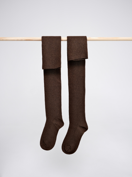 Высокие гольфы в рубчик коричневый подробно